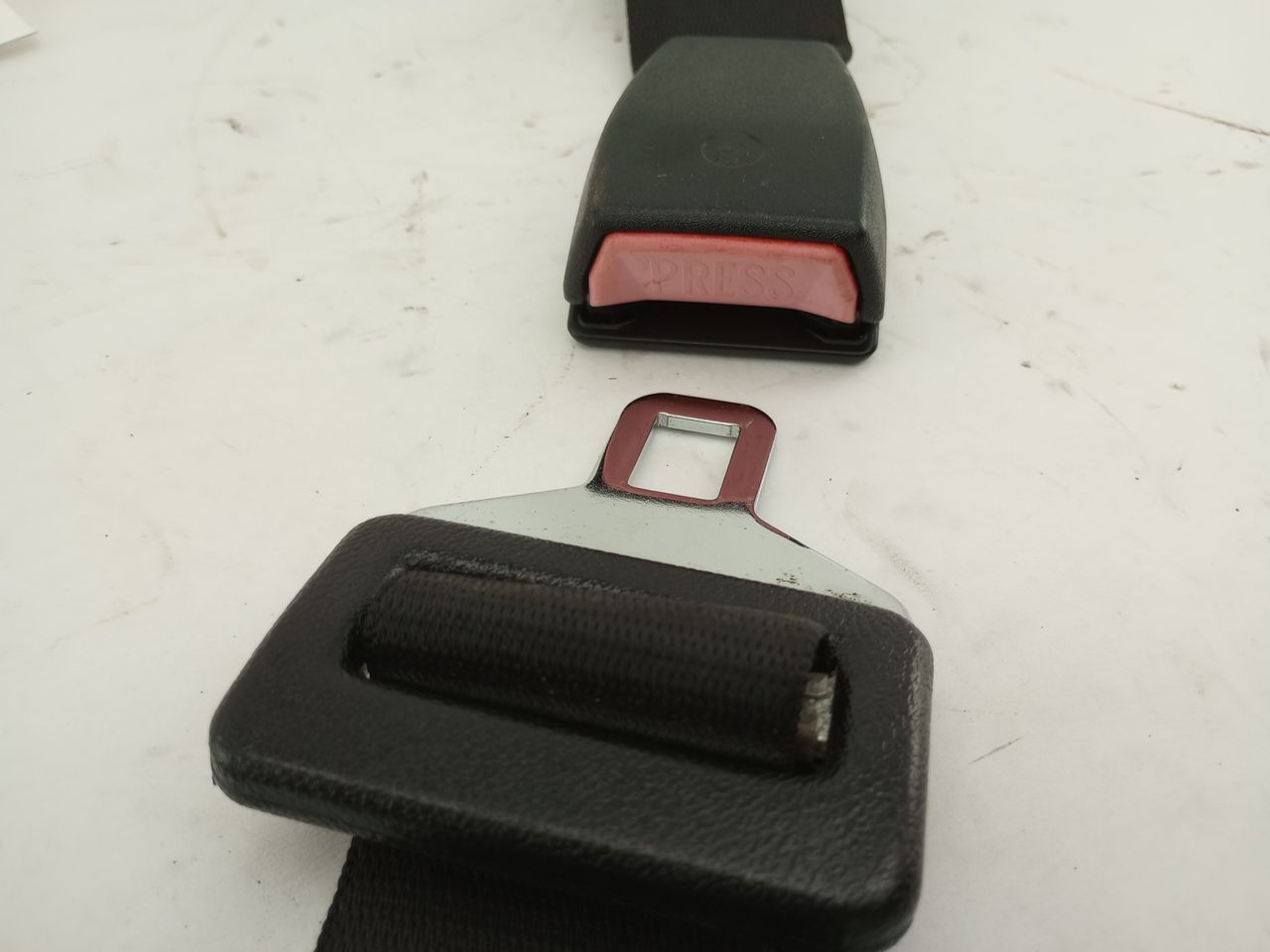 BMW 318i Rear Center Seat Belt & Buckle