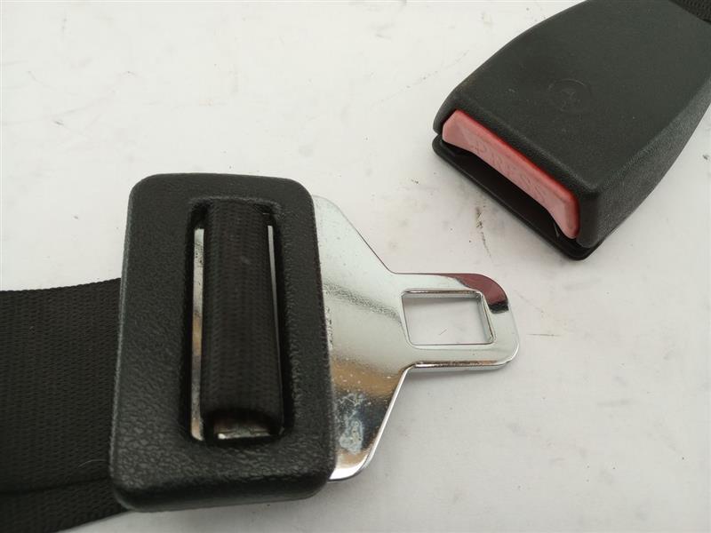 BMW 318i Rear Center Seat Belt & Buckle