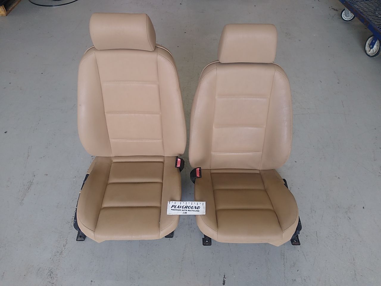 BMW 318i Front Seat Set