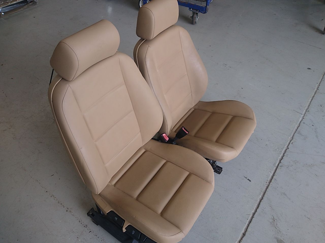 BMW 318i Front Seat Set