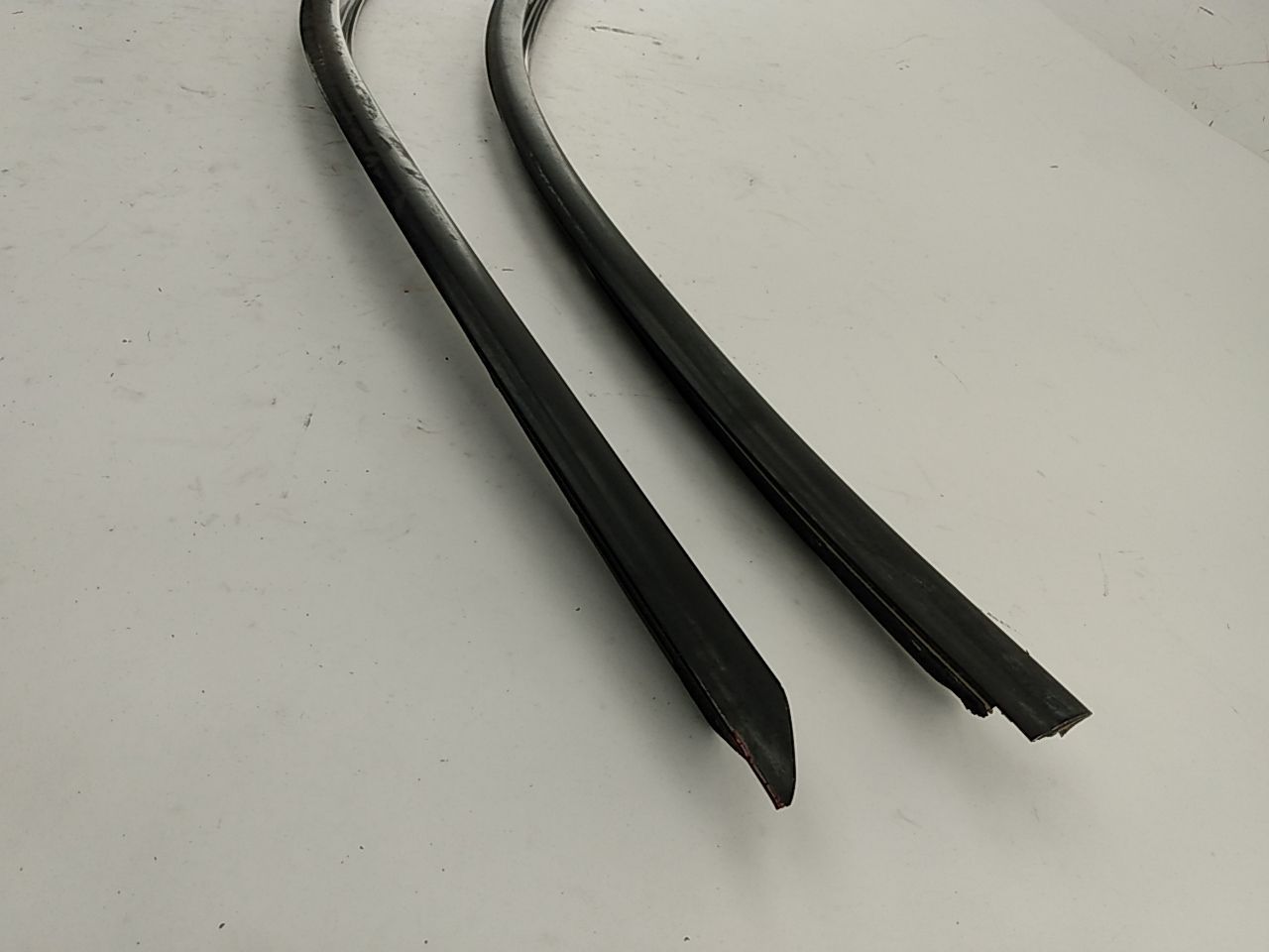 Hyundai Tiburon Pair Of Door Window Trim