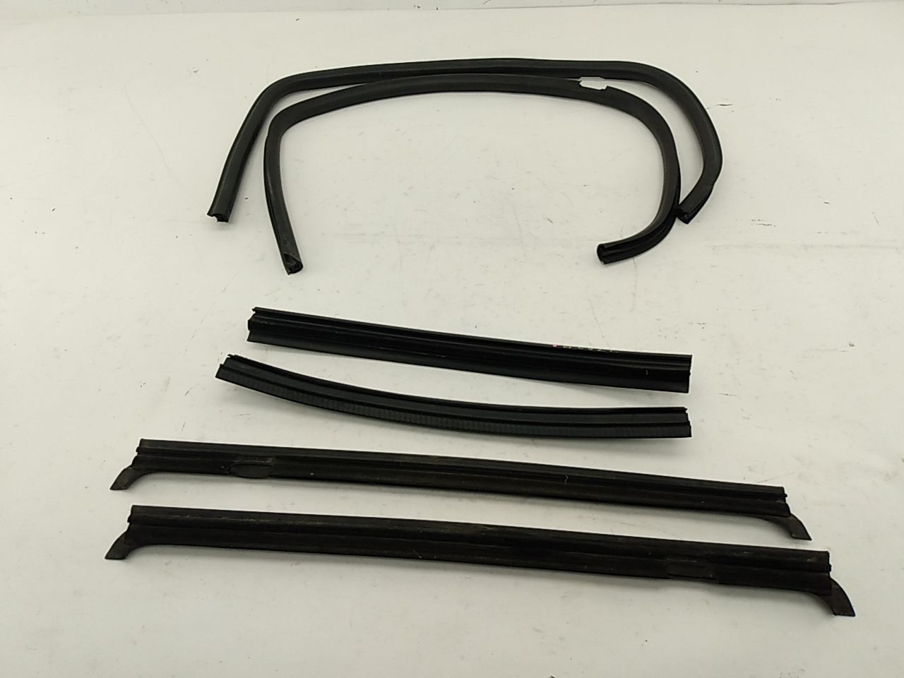 Hummer H3 Set Of Rear Window Seals - 0