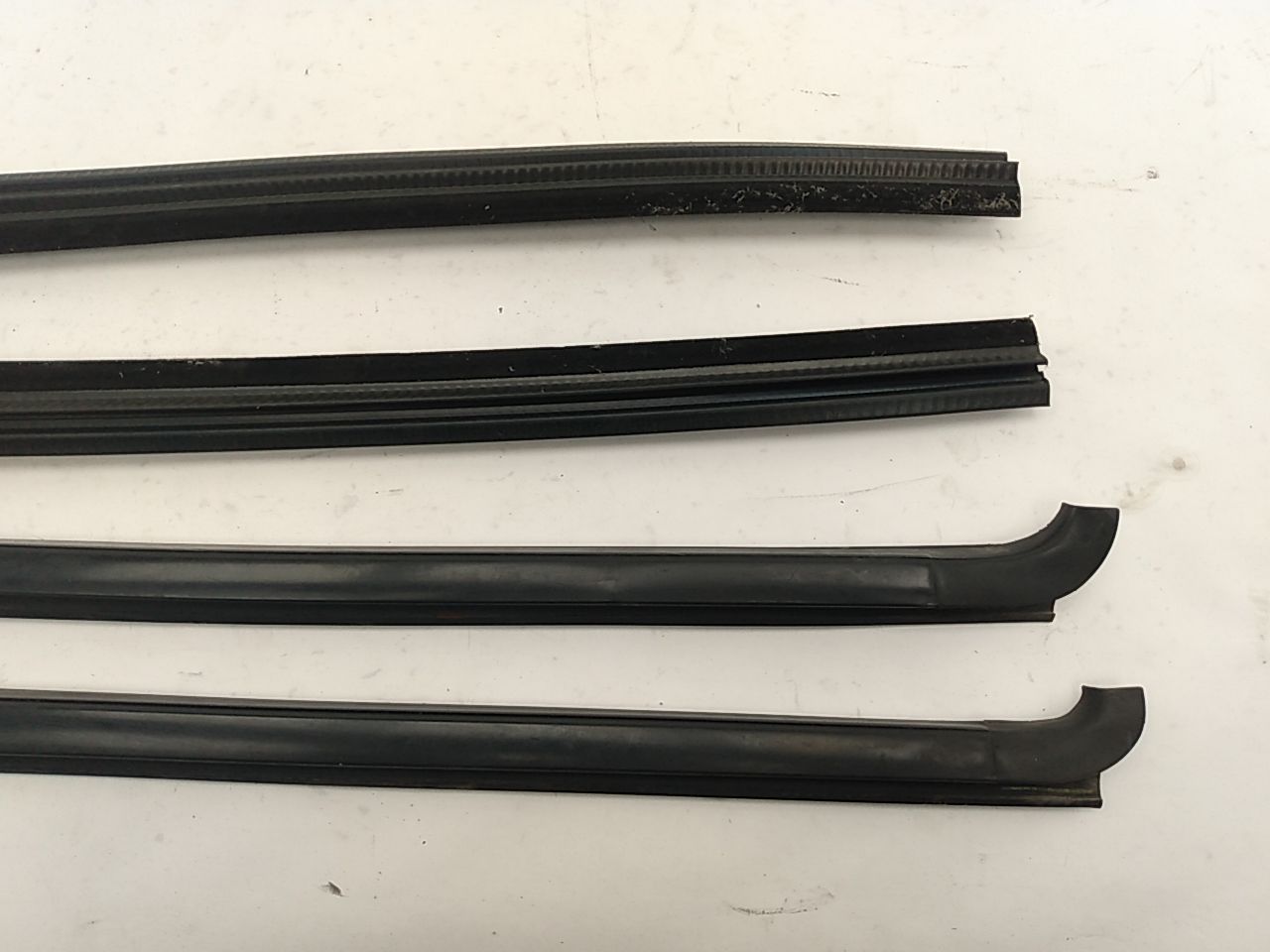 Hummer H3 Set Of Front Window Seals