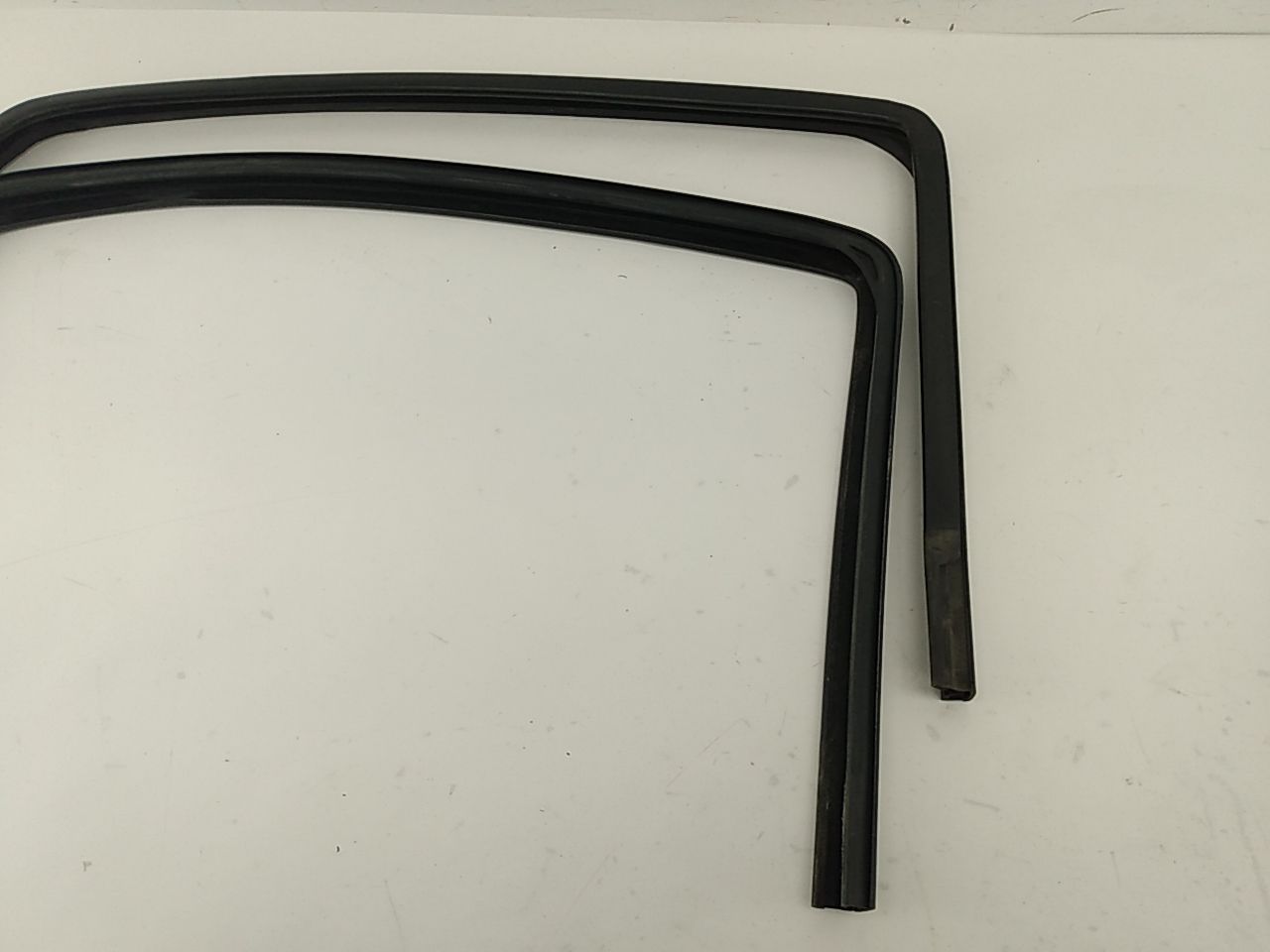 Hummer H3 Set Of Front Window Seals