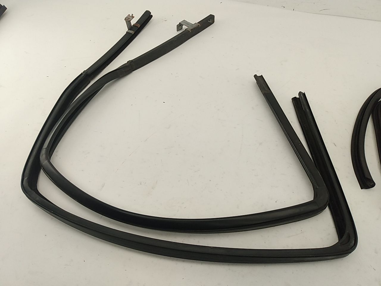 Hummer H3 Set Of Front Window Seals