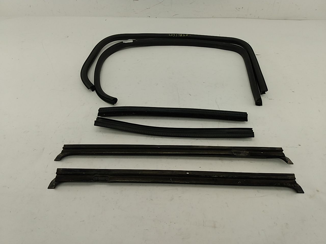 Hummer H3 Set Of Rear Window Seals - 0