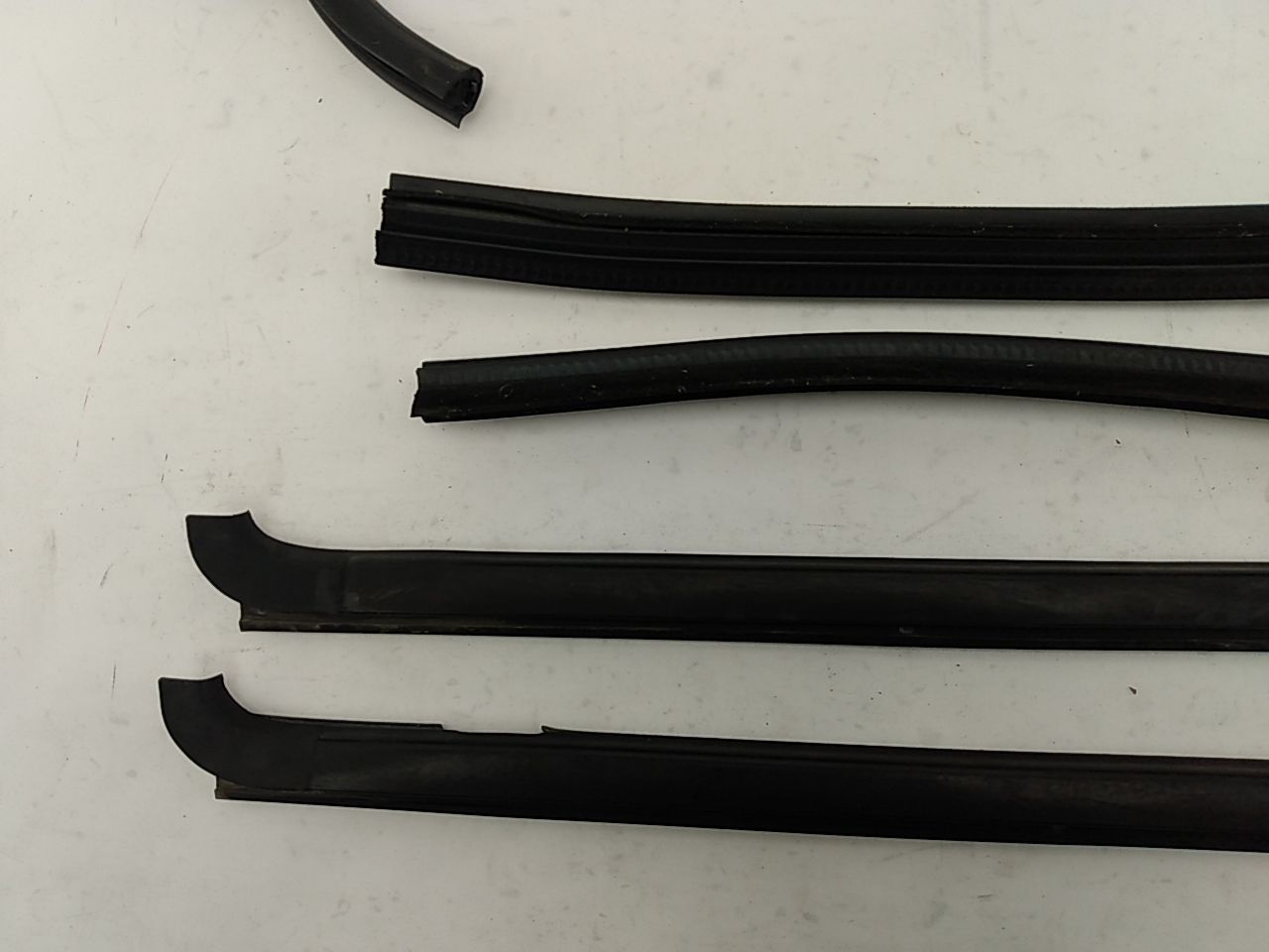 Hummer H3 Set Of Rear Window Seals