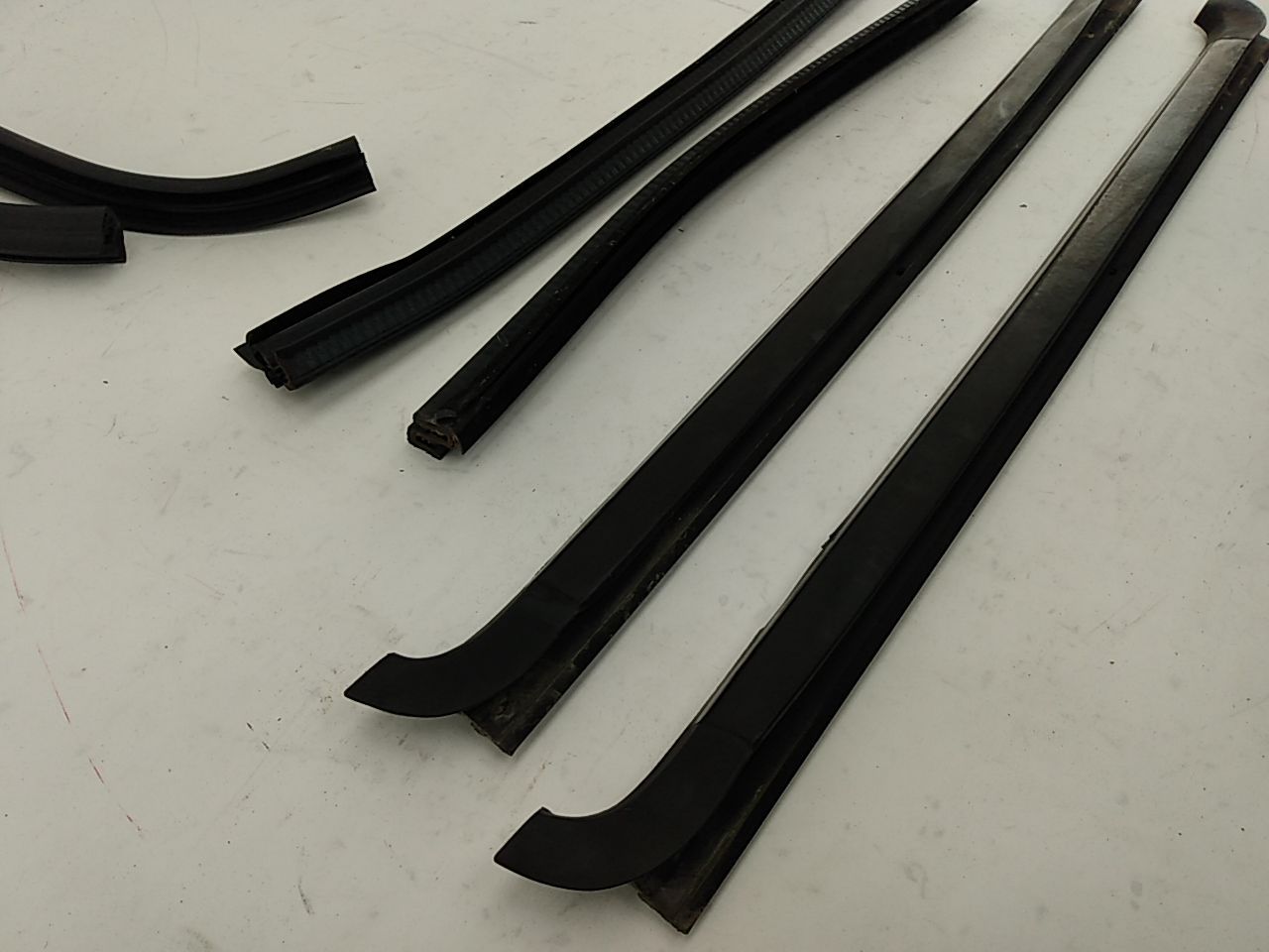 Hummer H3 Set Of Rear Window Seals