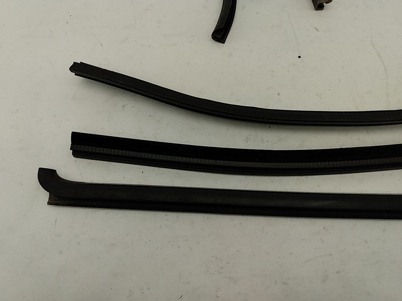 Hummer H3 Set Of Front Window Seals - 0