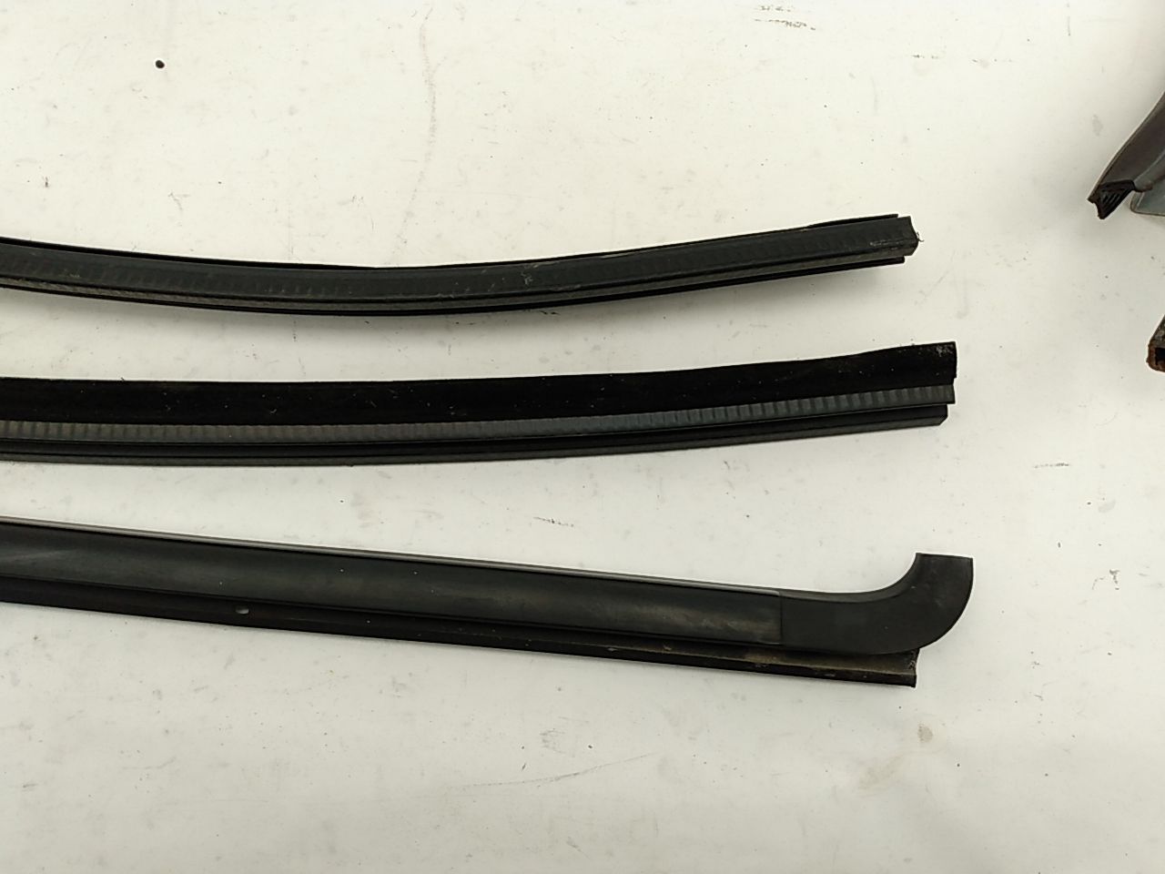 Hummer H3 Set Of Front Window Seals