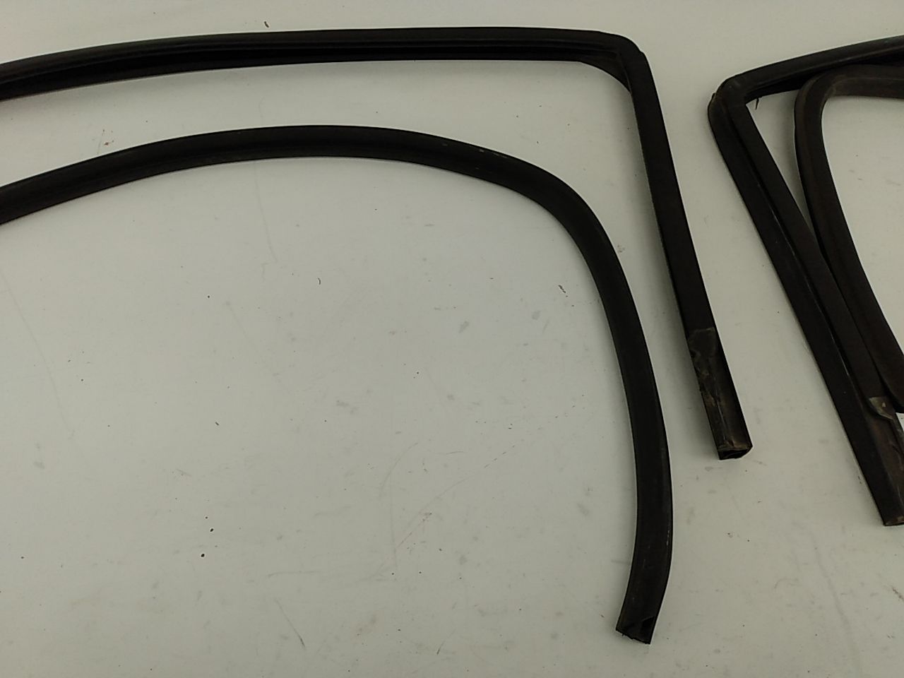 Hummer H3 Set Of Front Window Seals