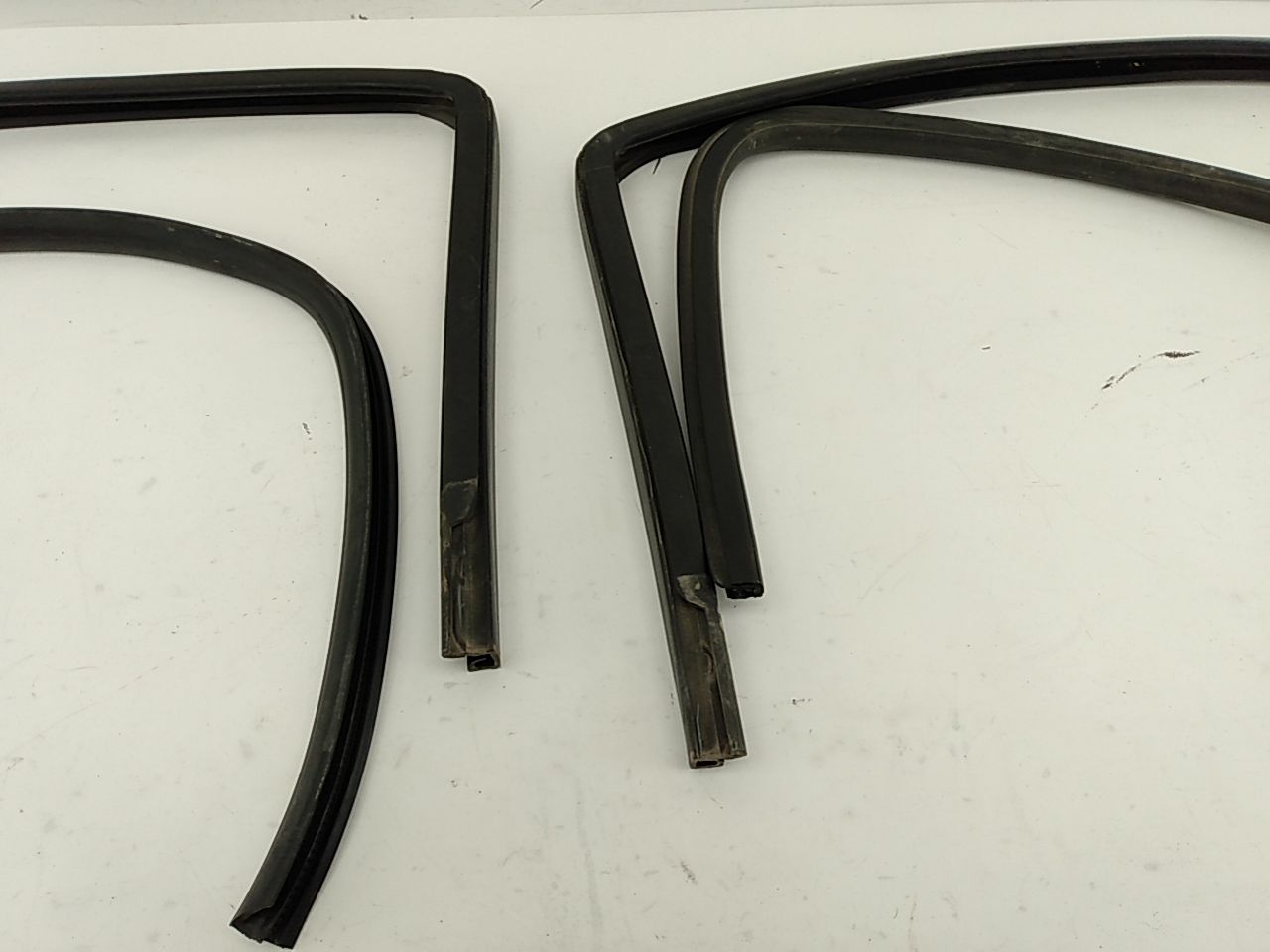 Hummer H3 Set Of Front Window Seals