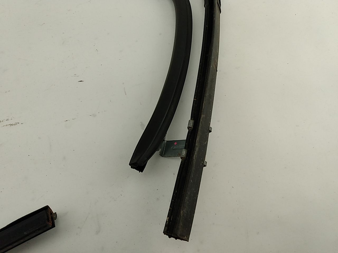 Hummer H3 Set Of Front Window Seals