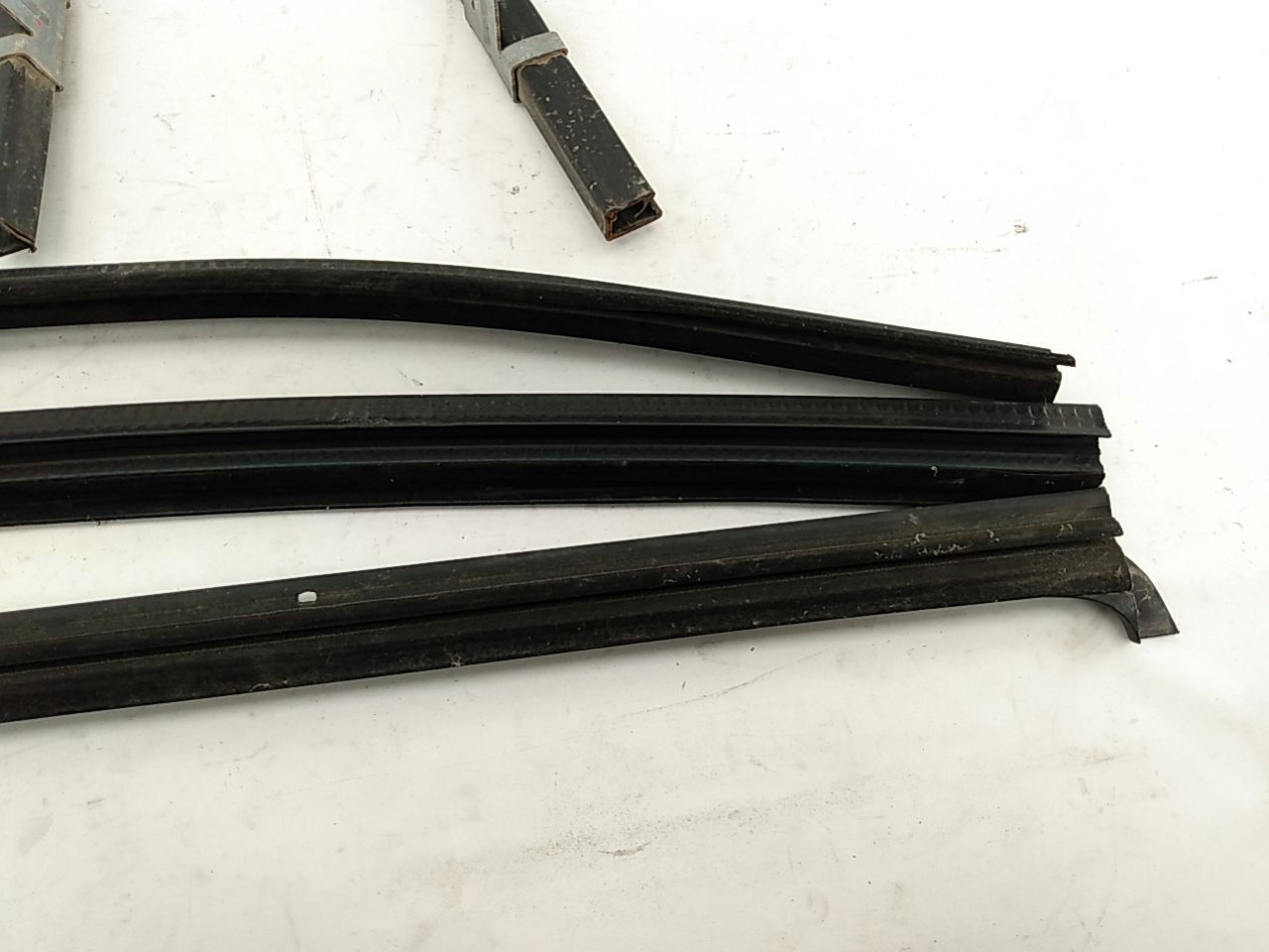 Hummer H3 Set Of Front Window Seals