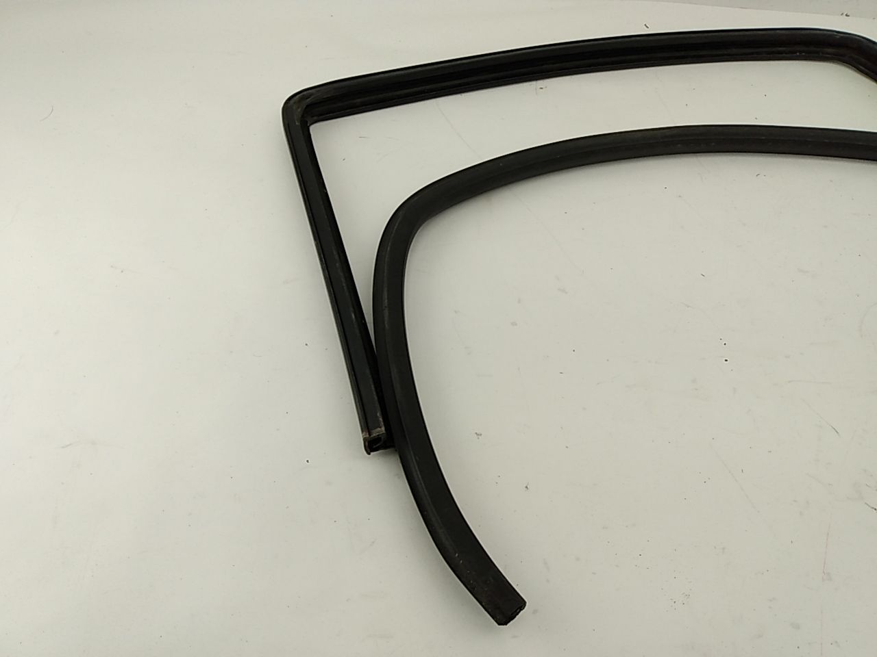 Hummer H3 Set Of Front Window Seals