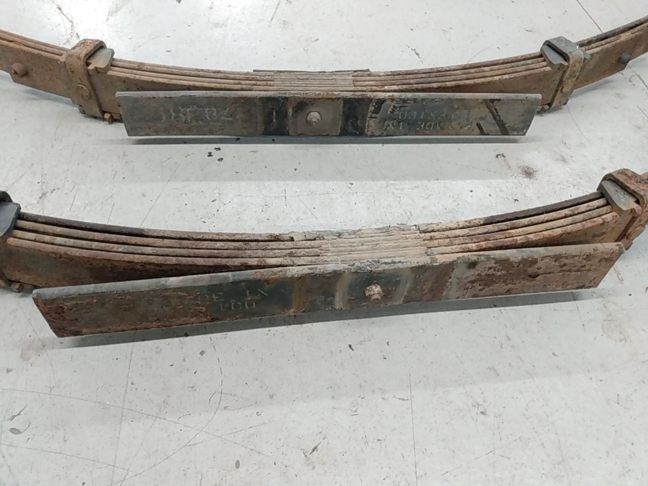 Hummer H3 Pair Of Rear Leaf Springs