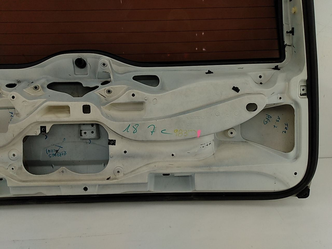 Volvo V70 Rear Tailgate Assembly with Glass