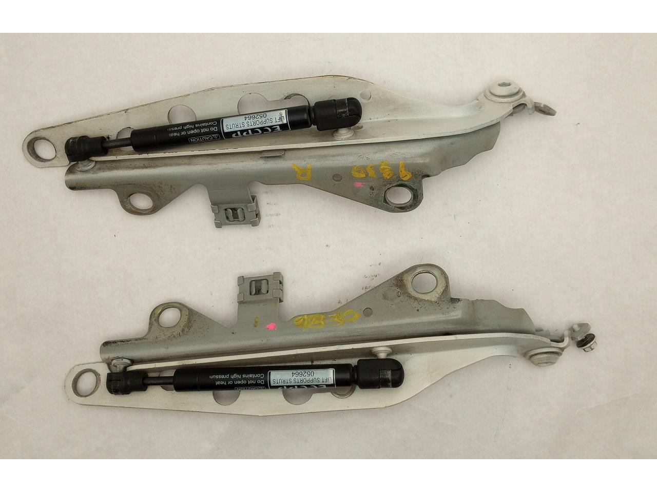 Volvo V70 Pair Of Hood Struts