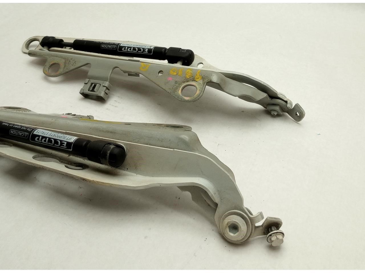 Volvo V70 Pair Of Hood Struts