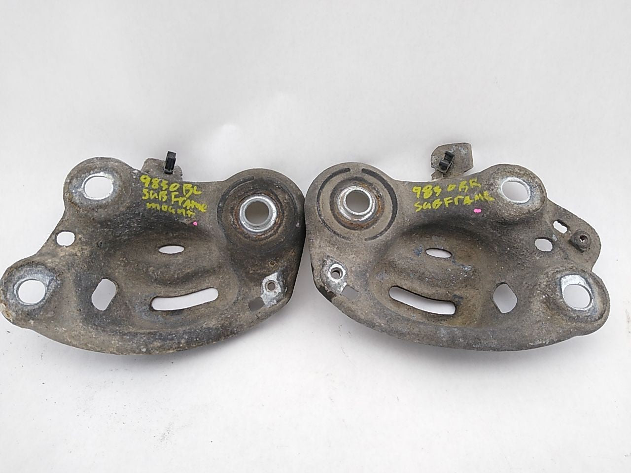 Volvo V70 Pair Of Rear Subframe Mounts - 0