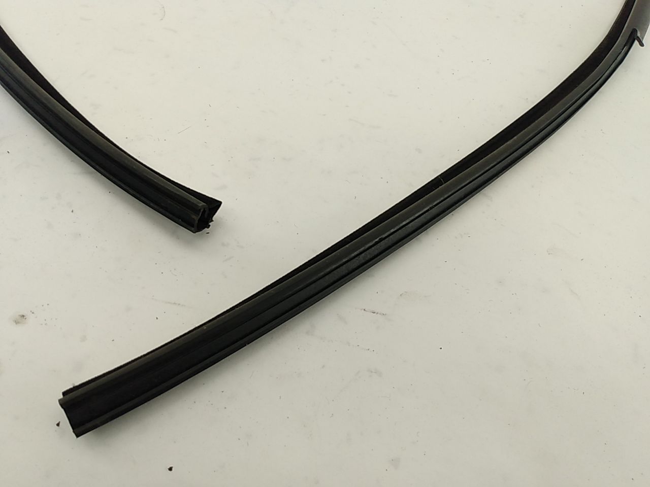 Jeep Cherokee Passenger Right Front Window Glass Seal - 0