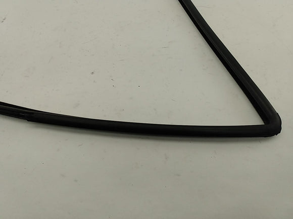 Jeep Cherokee Passenger Right Front Window Glass Seal