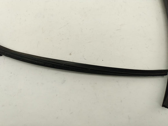 Jeep Cherokee Passenger Right Front Window Glass Seal