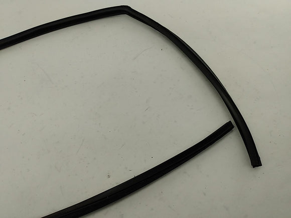 Jeep Cherokee Passenger Right Front Window Glass Seal