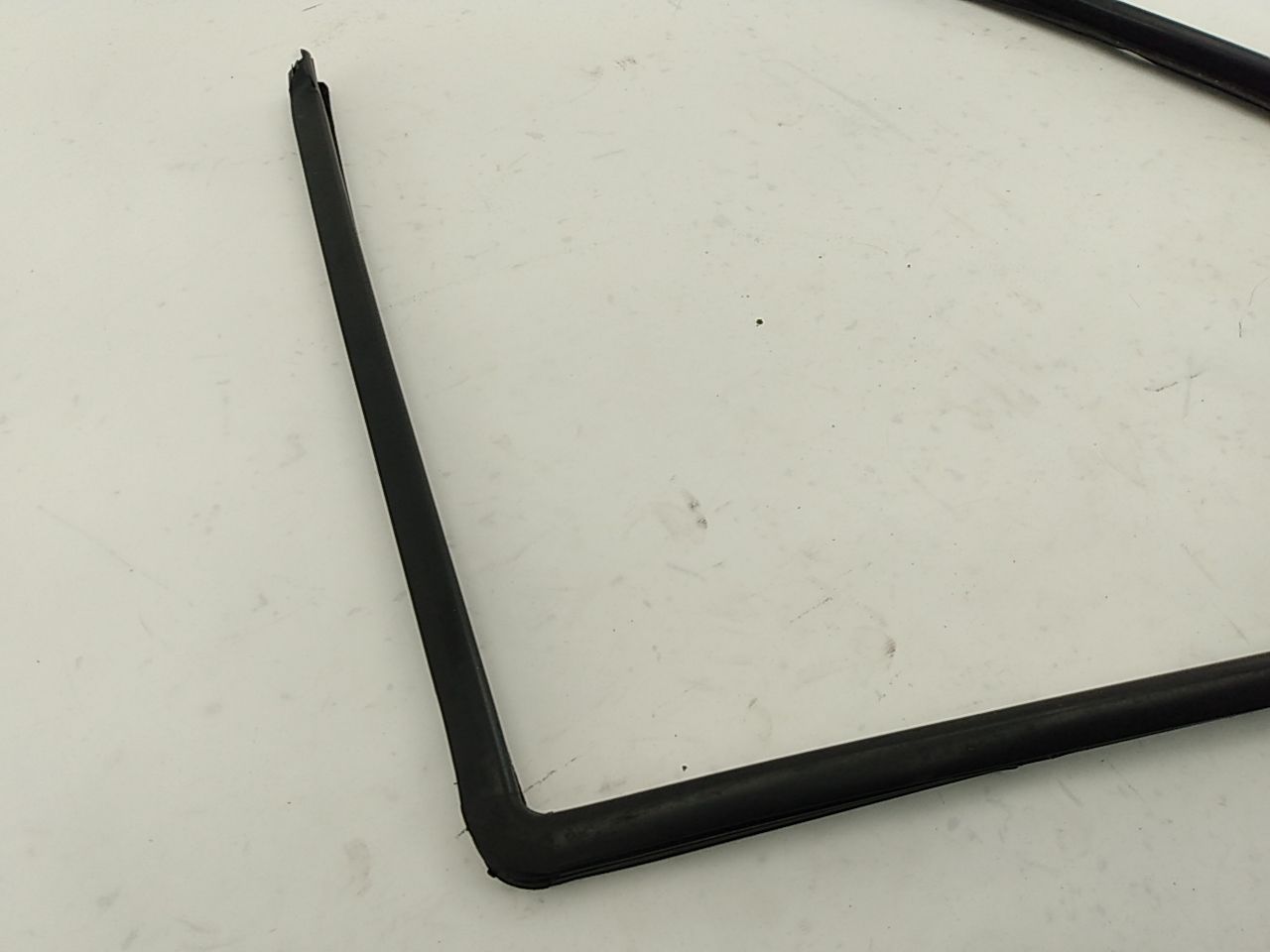 Jeep Cherokee Passenger Right Rear Window Glass Seal