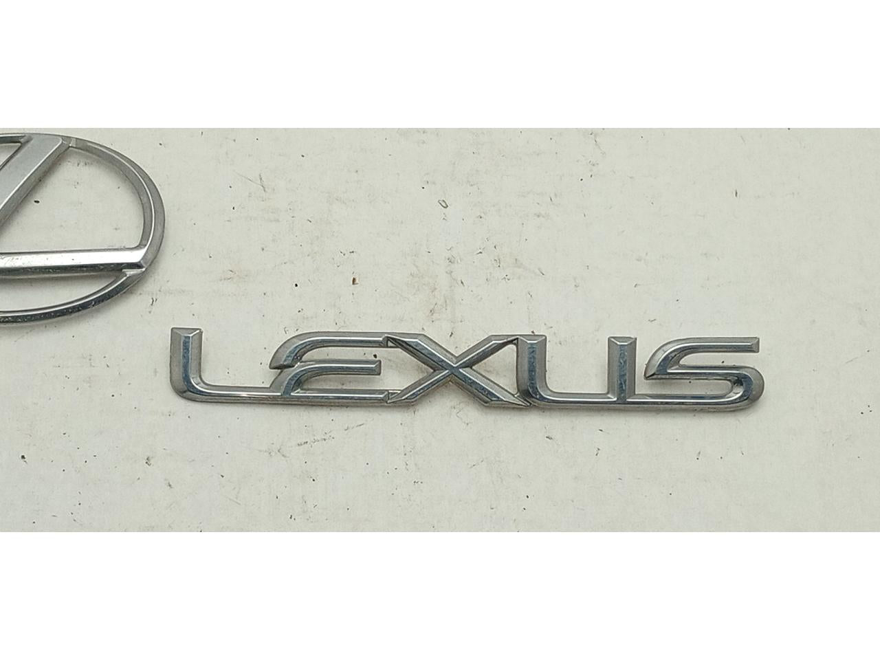 Lexus SC400 Trunk Lexus Emblem And Badge