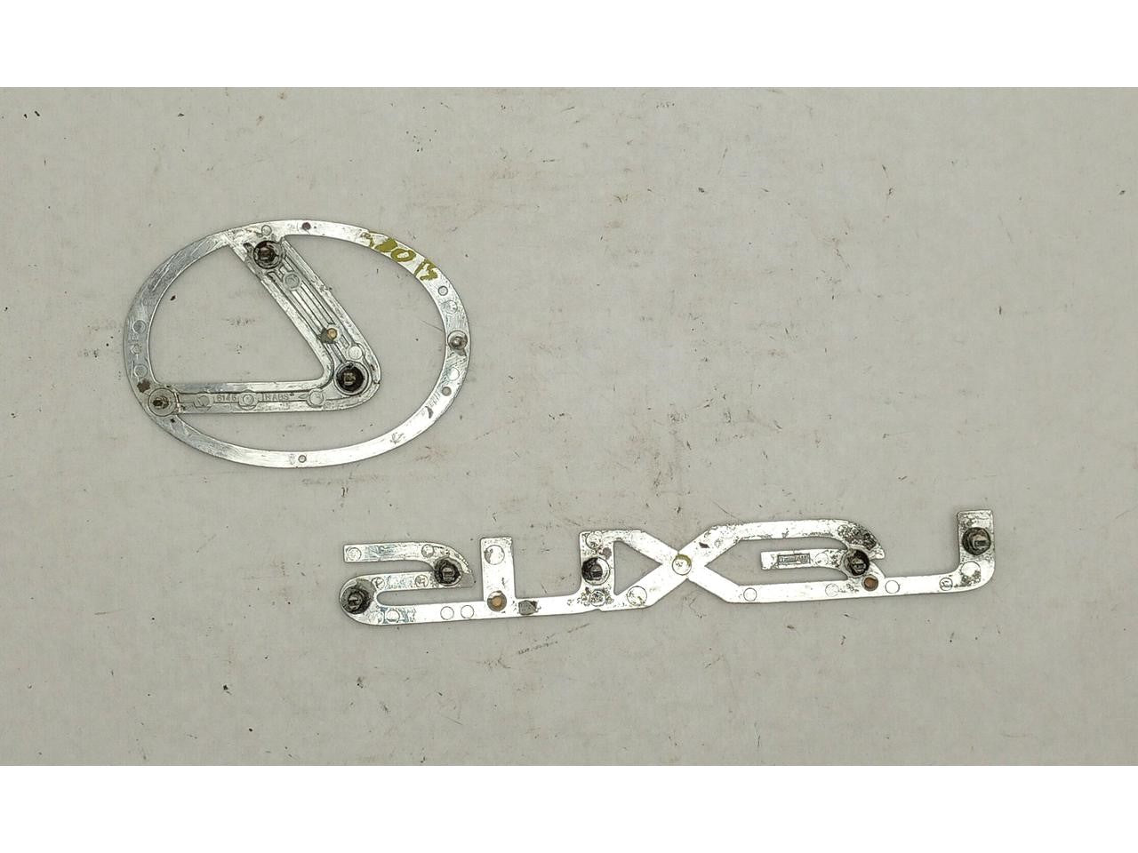 Lexus SC400 Trunk Lexus Emblem And Badge