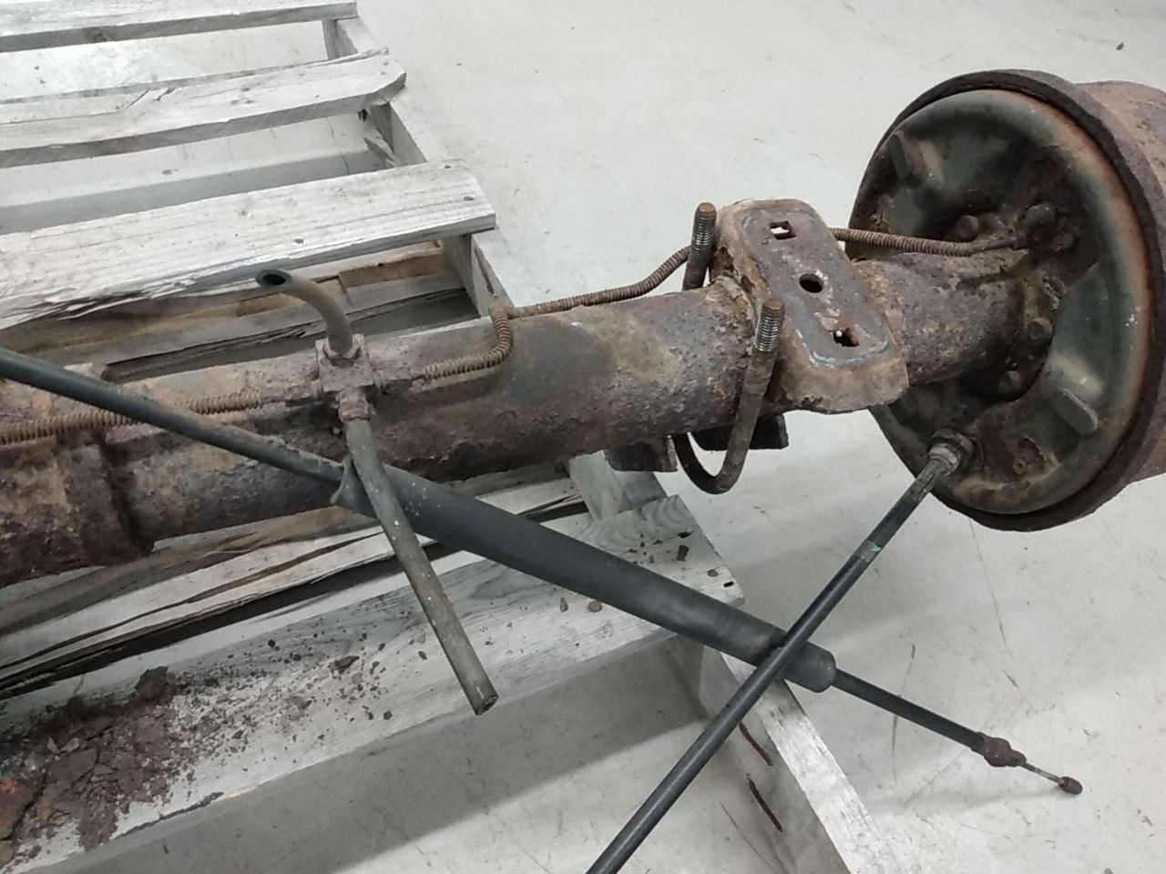 Jeep Cherokee Complete Rear Axle Assembly