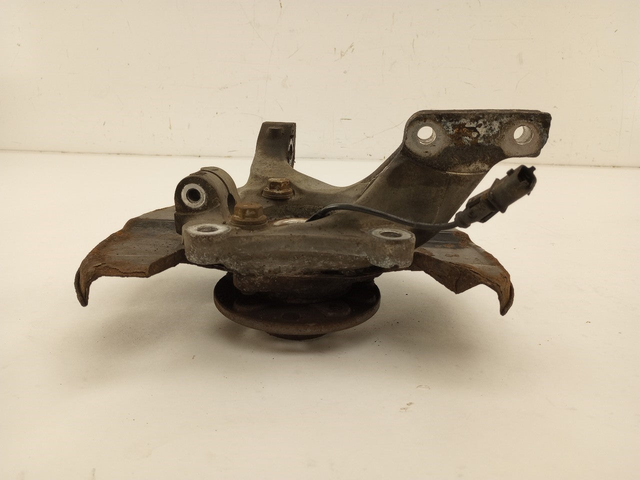 Saab 9-3 Driver Left Front Spindle Knuckle Hub