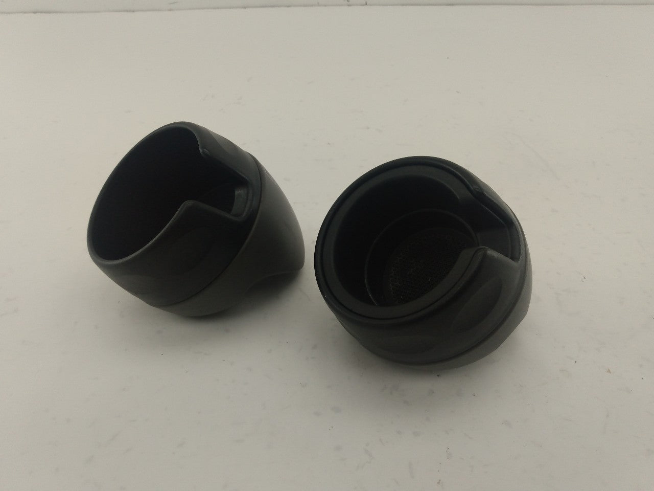 Land Rover Discovery Pair Of Center Console Cup Holders - 0