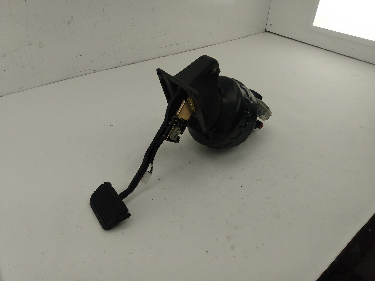 Jaguar XK8 Brake Pedal & Power Brake Booster - 0