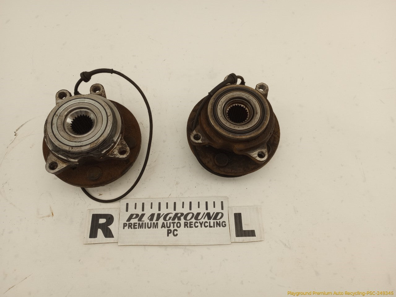 Land Rover Discovery Pair Of Rear Wheel Bearing Hubs