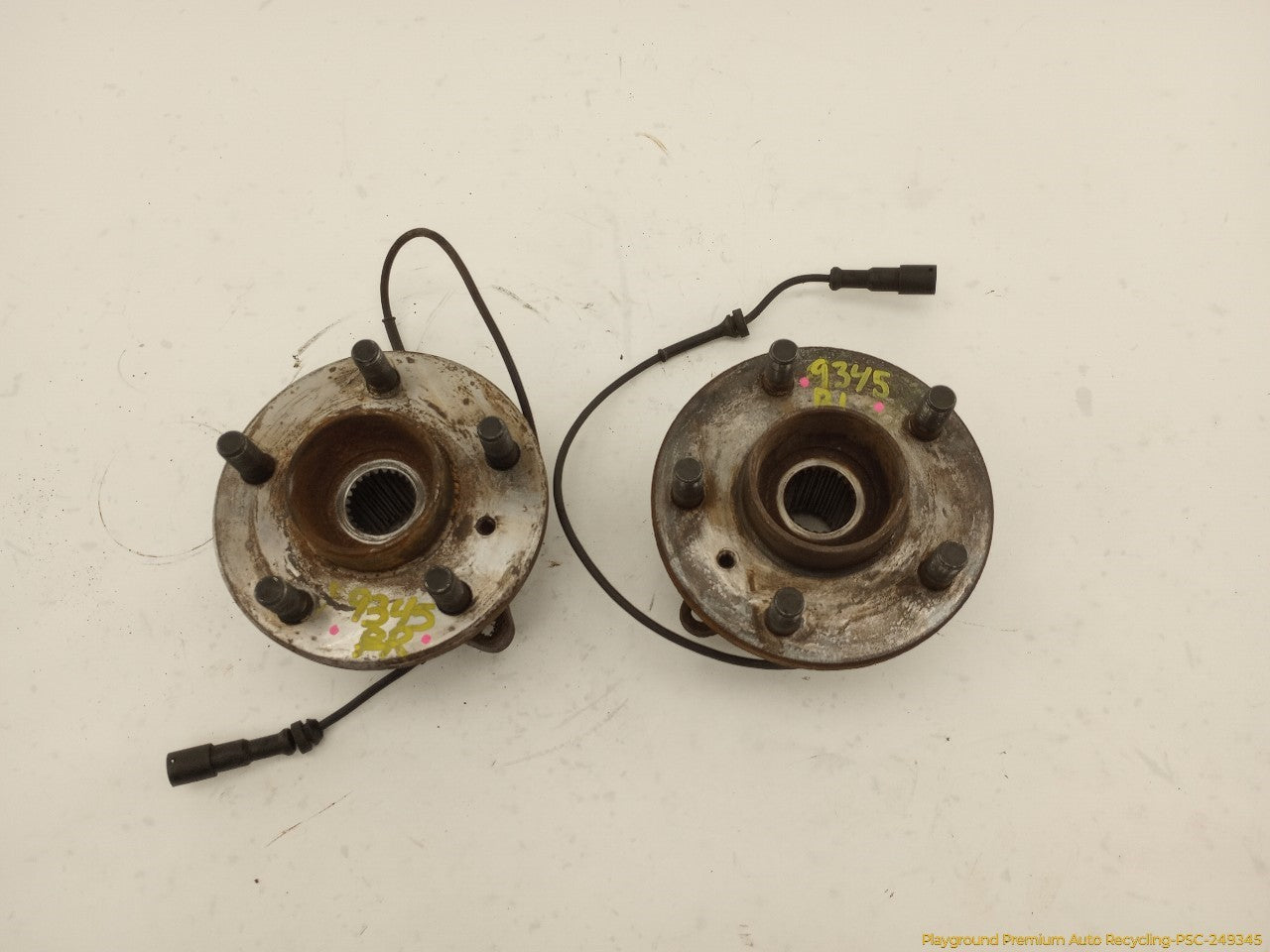 Land Rover Discovery Pair Of Rear Wheel Bearing Hubs - 0