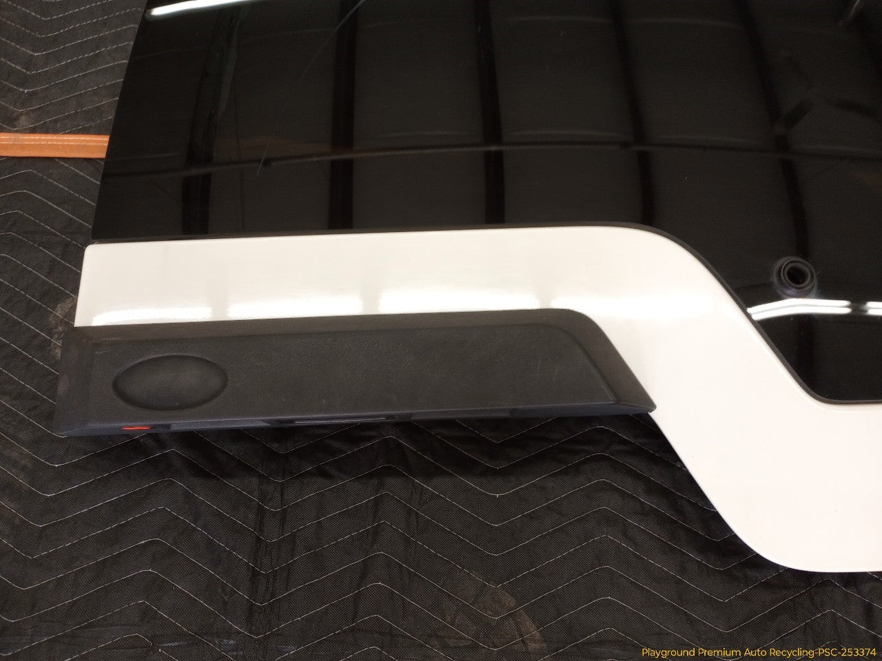 Land Rover LR3 Upper Tailgate