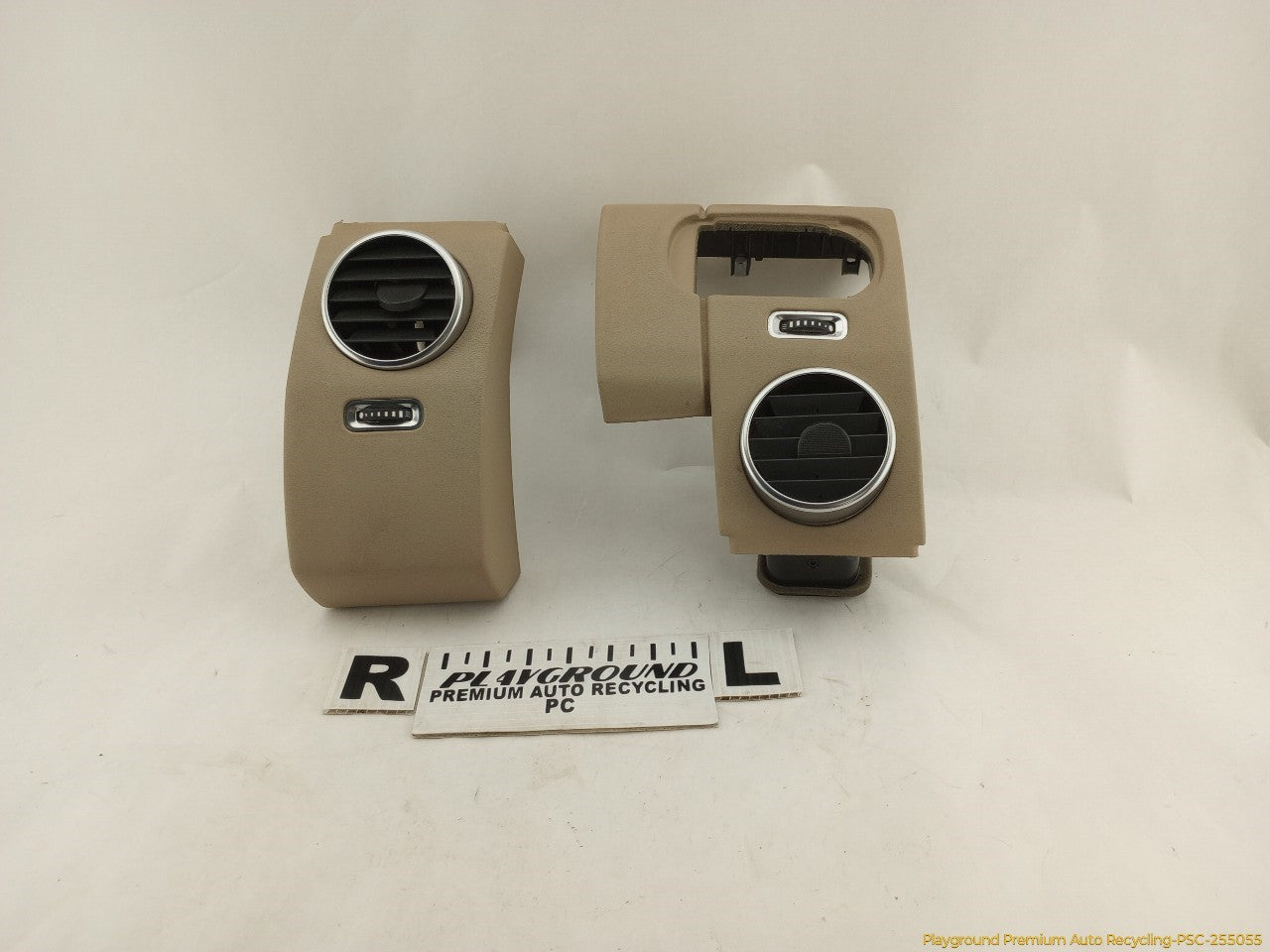 Land Rover LR4 Pair Of Dashboard Air Vents