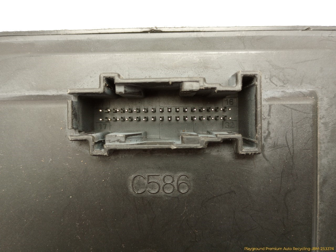 Land Rover LR3 Engine Fuse Box