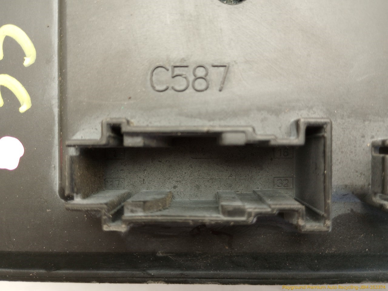 Land Rover LR3 Engine Fuse Box
