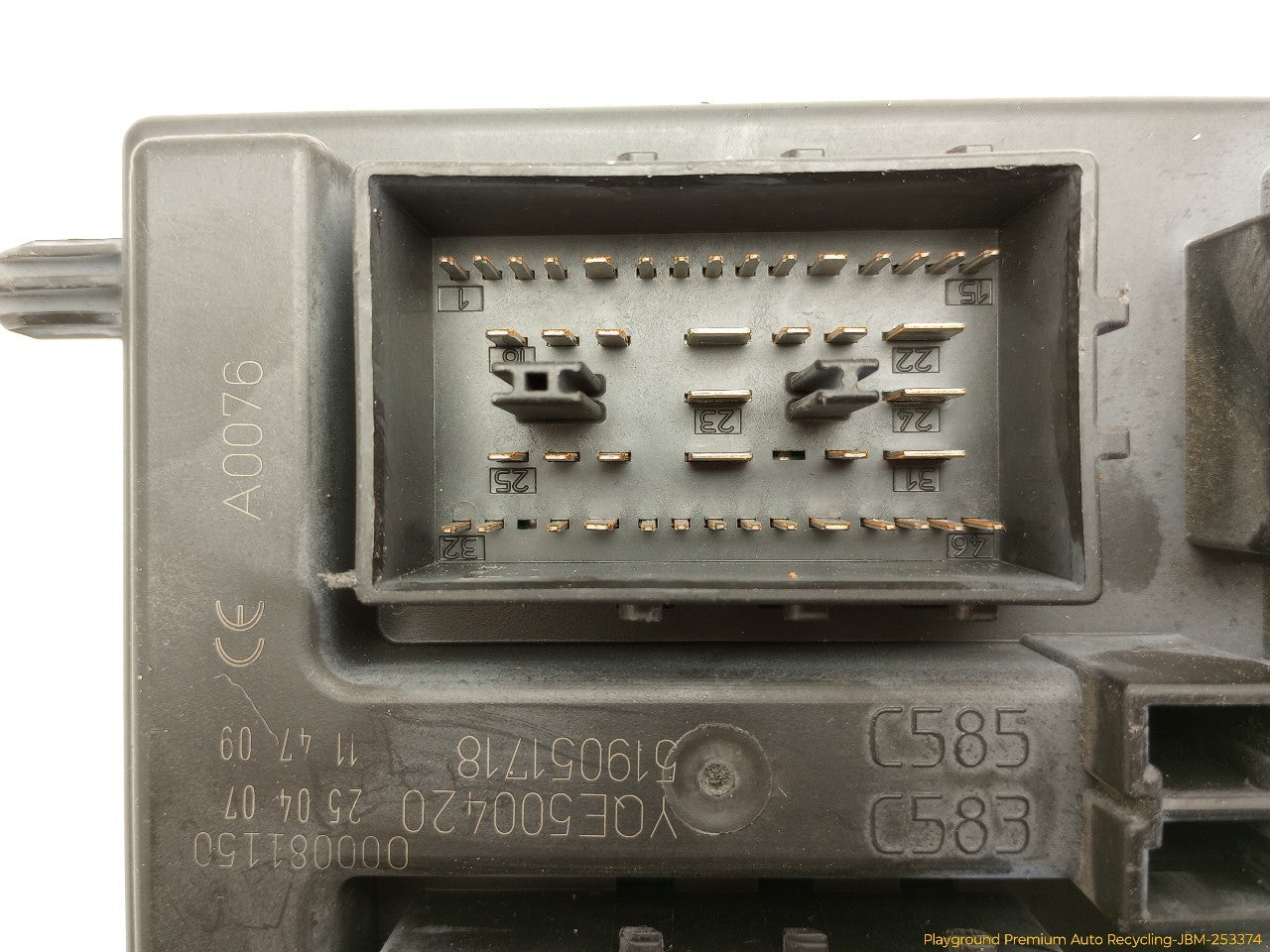 Land Rover LR3 Engine Fuse Box
