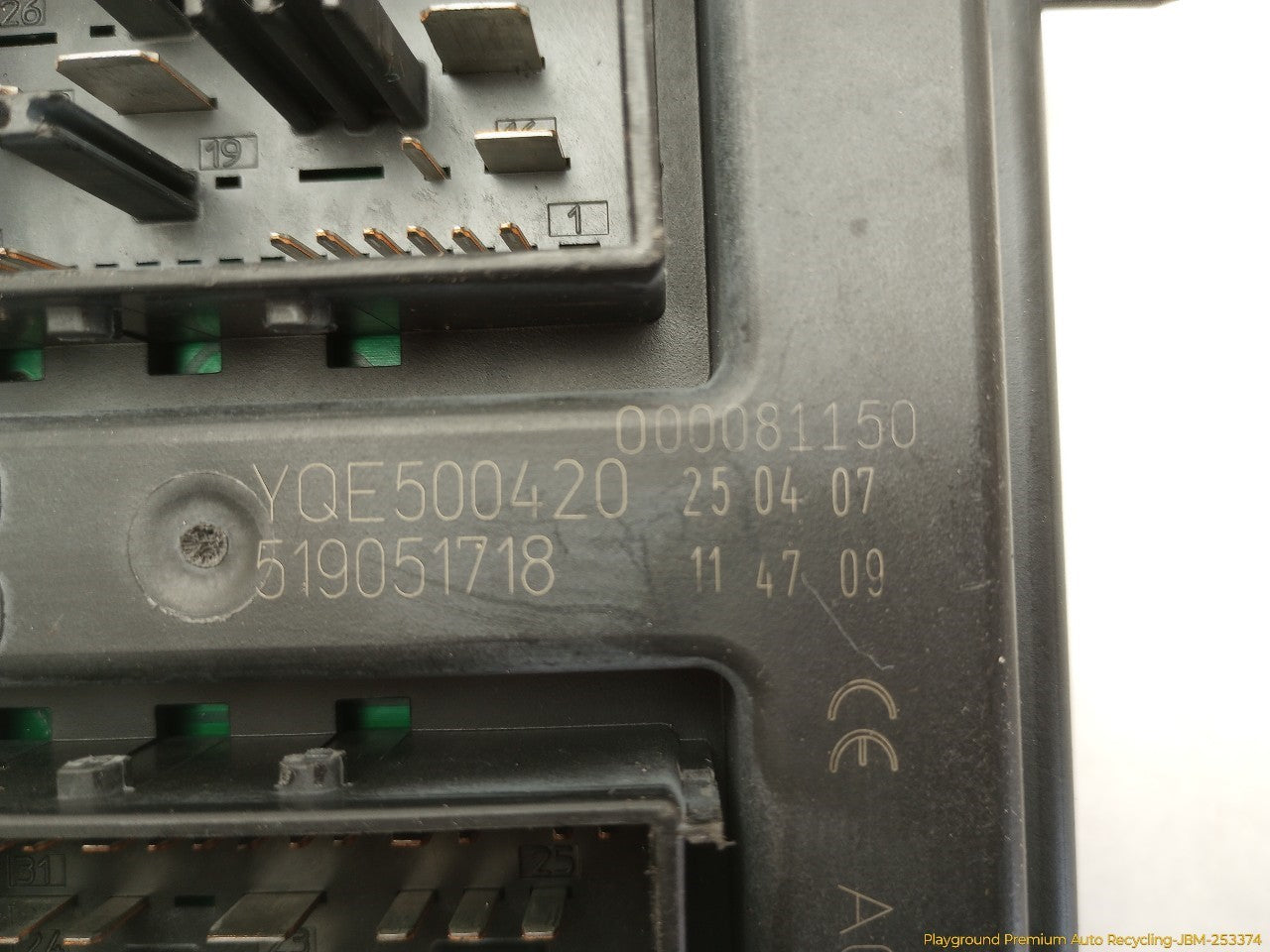 Land Rover LR3 Engine Fuse Box
