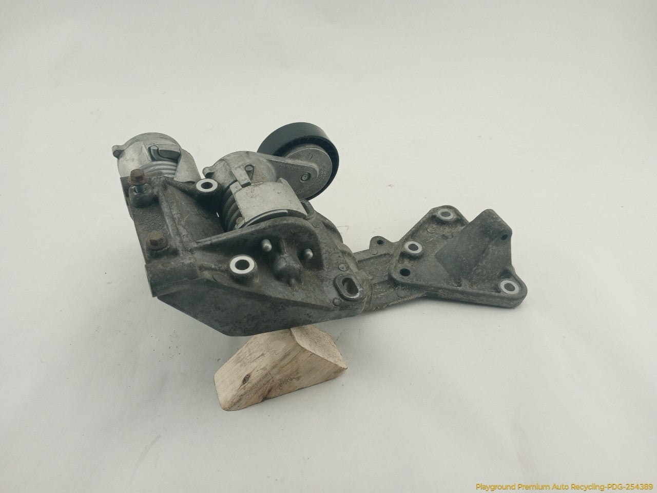 Volvo C30 Alternator Belt Tensioner & Bracket