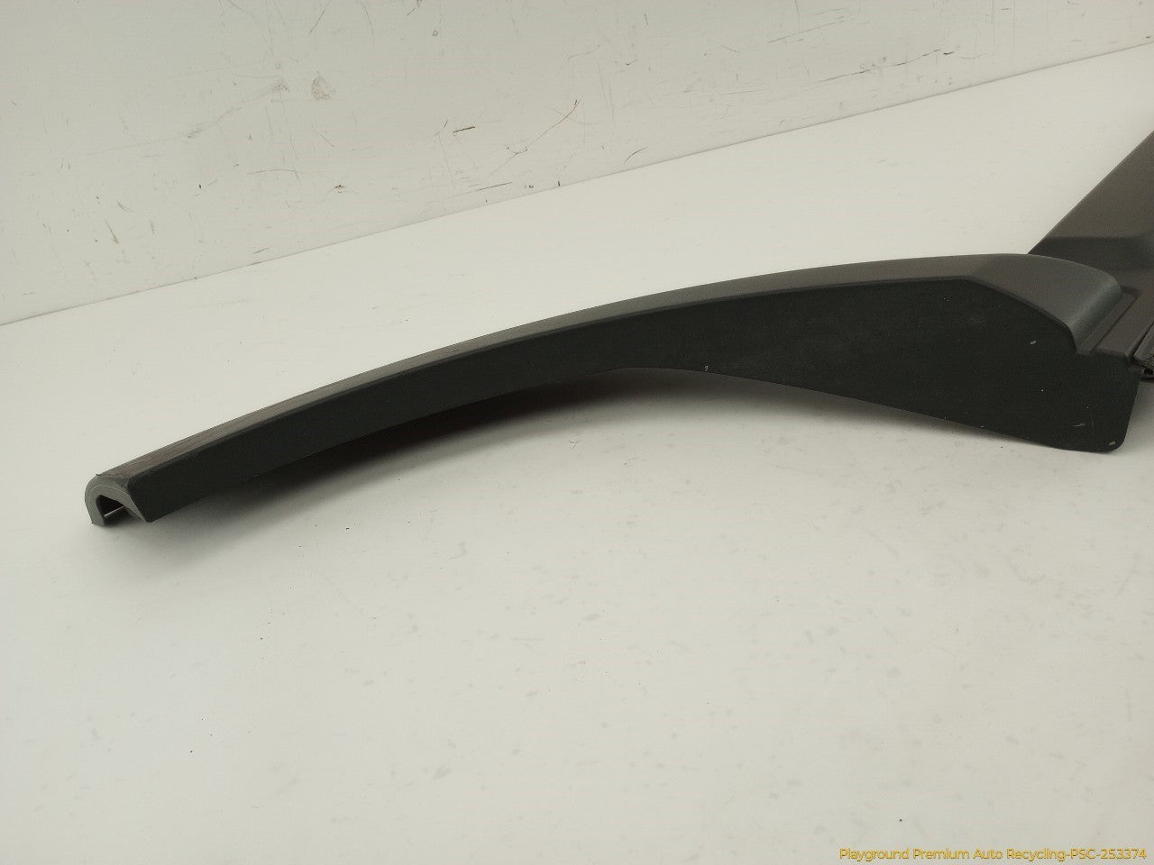 Land Rover LR3 Passenger Right Rear Fender Flare & Door Molding