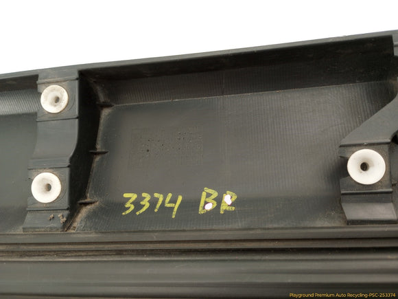 Land Rover LR3 Passenger Right Rear Fender Flare & Door Molding