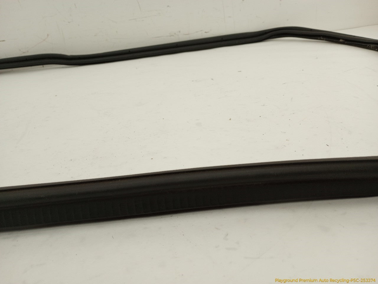 Land Rover LR3 Rear Hatch Molding Seal
