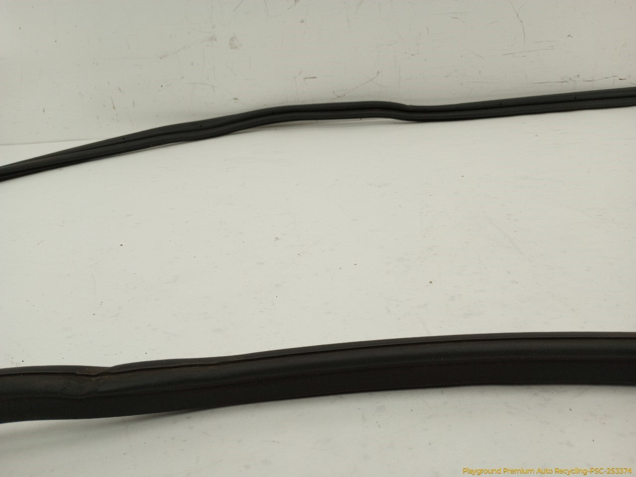 Land Rover LR3 Rear Hatch Molding Seal