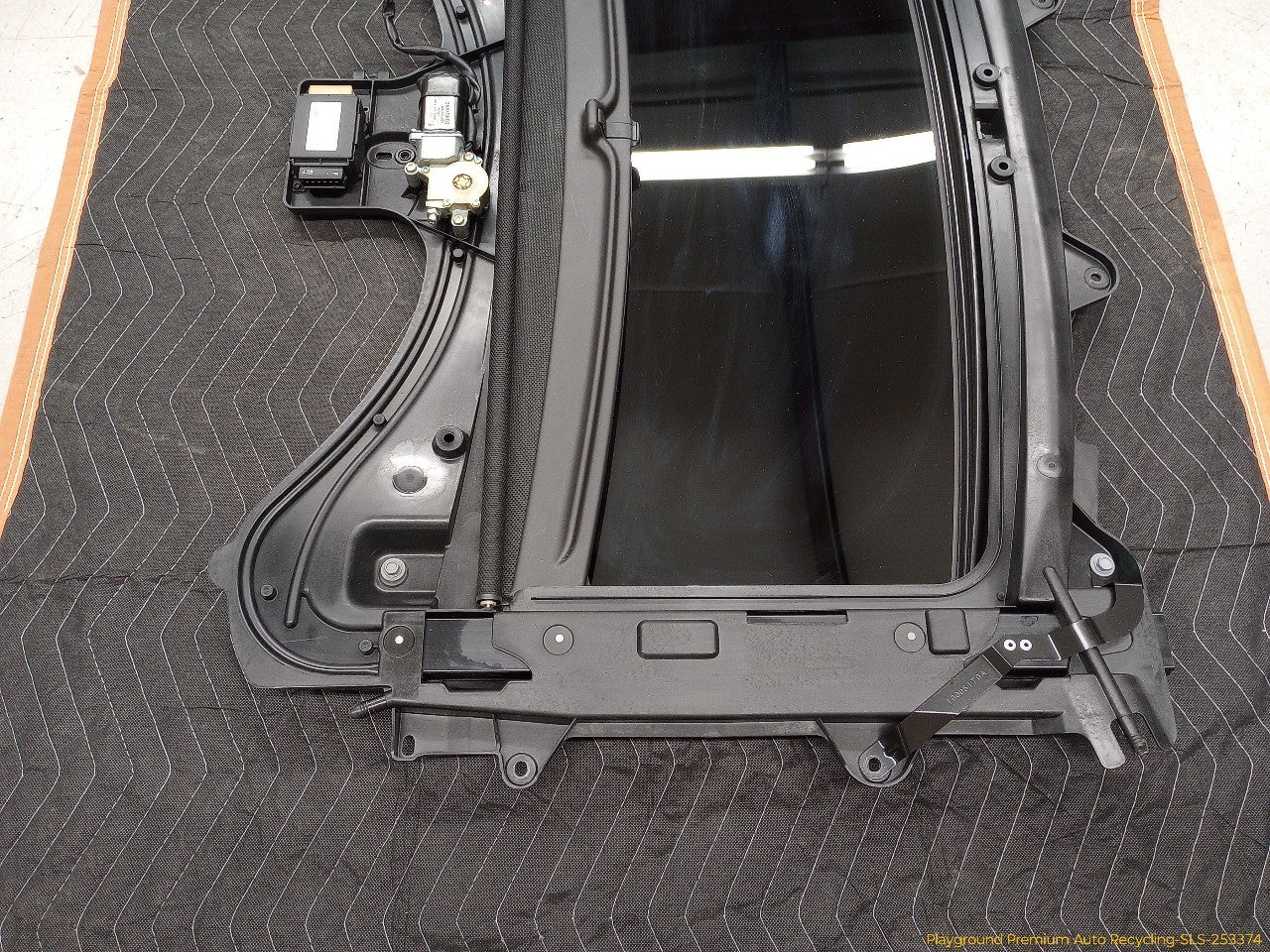 Land Rover LR3 Sun Roof Assembly