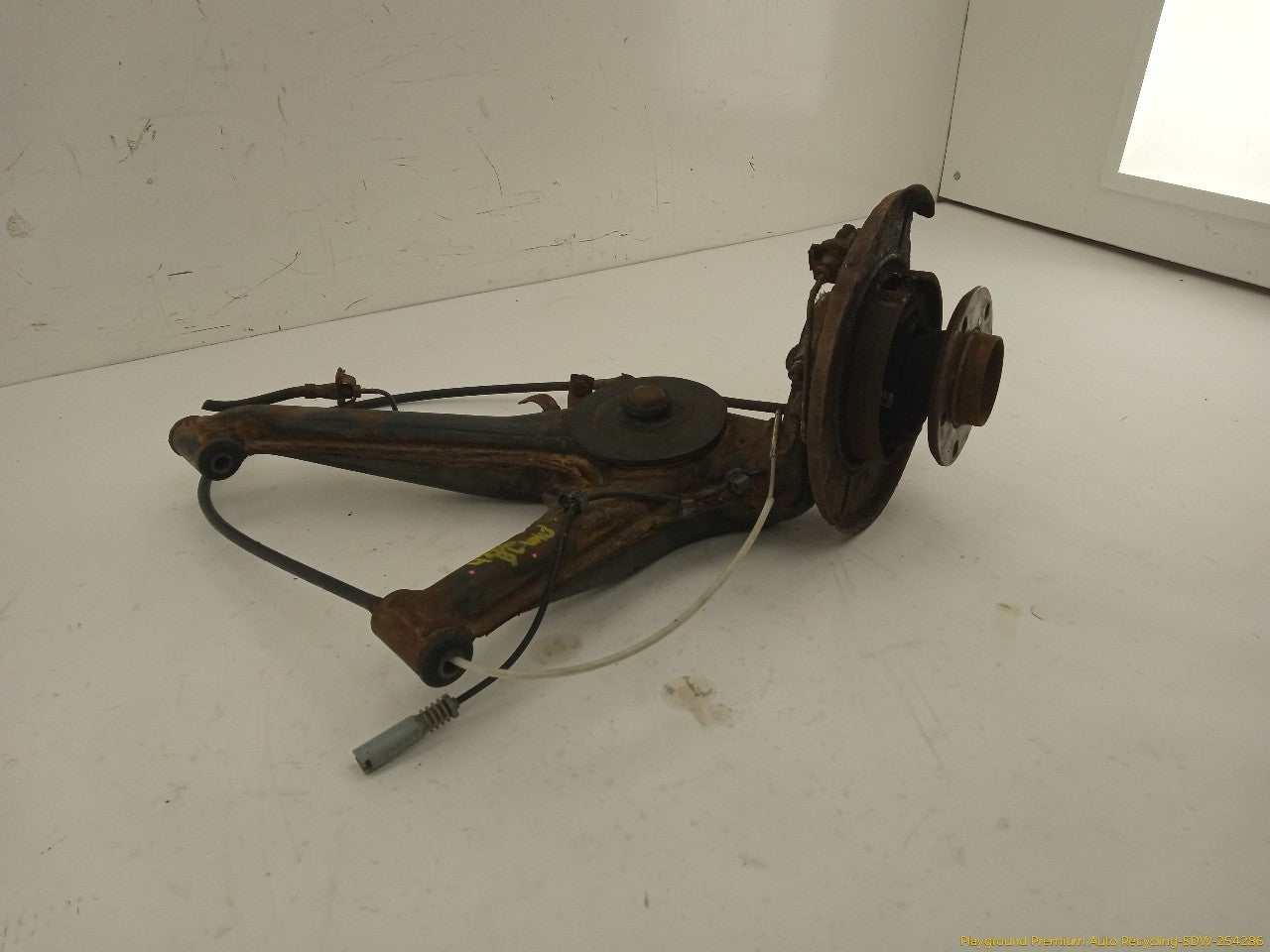 BMW 318ti Driver Left Rear Spindle Knuckle Hub